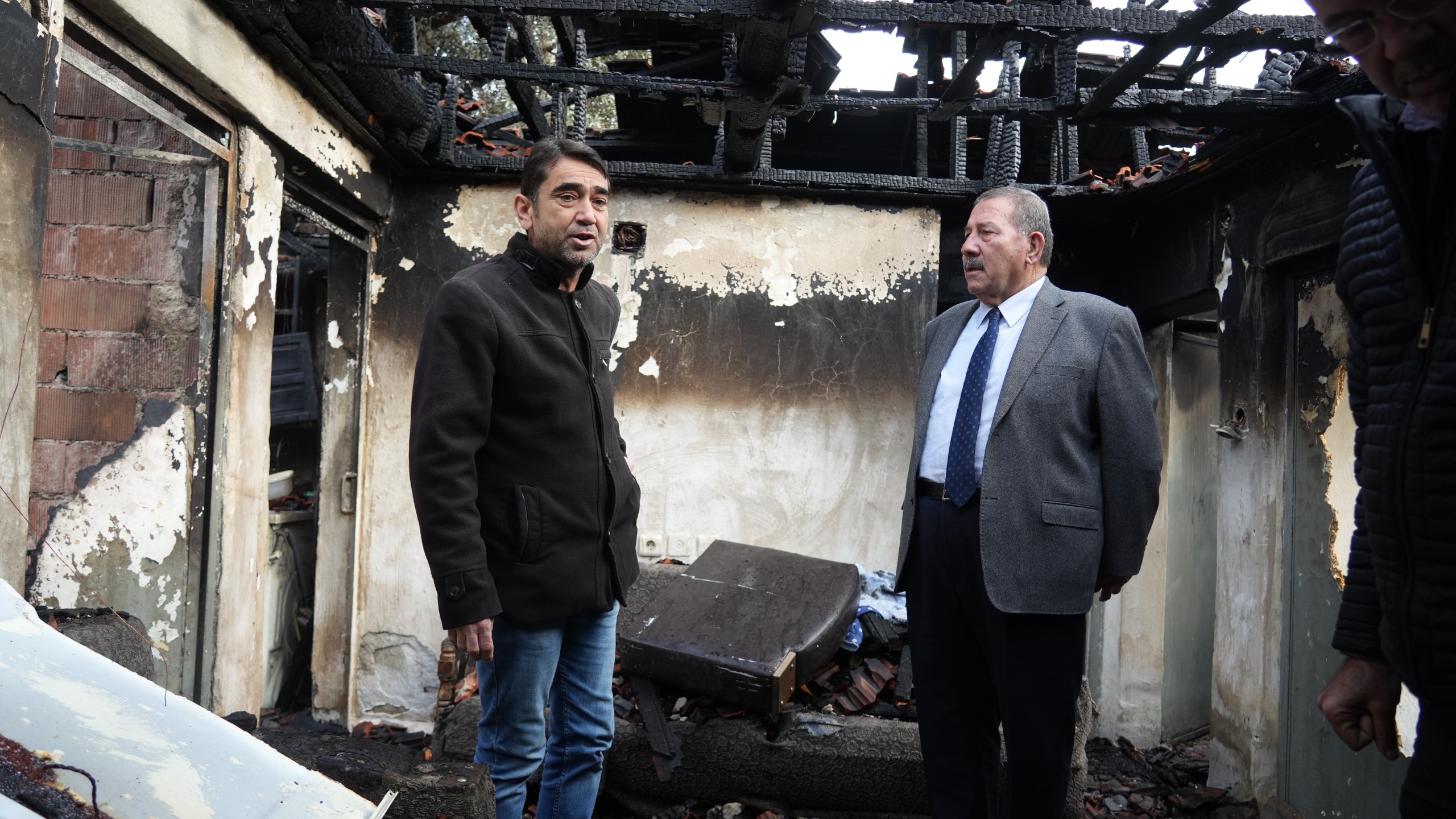 BAŞKAN FEVZİ TOPUZ’DAN EVİ YANAN AİLEYE KONTEYNER VE EV TADİLATI SÖZÜ