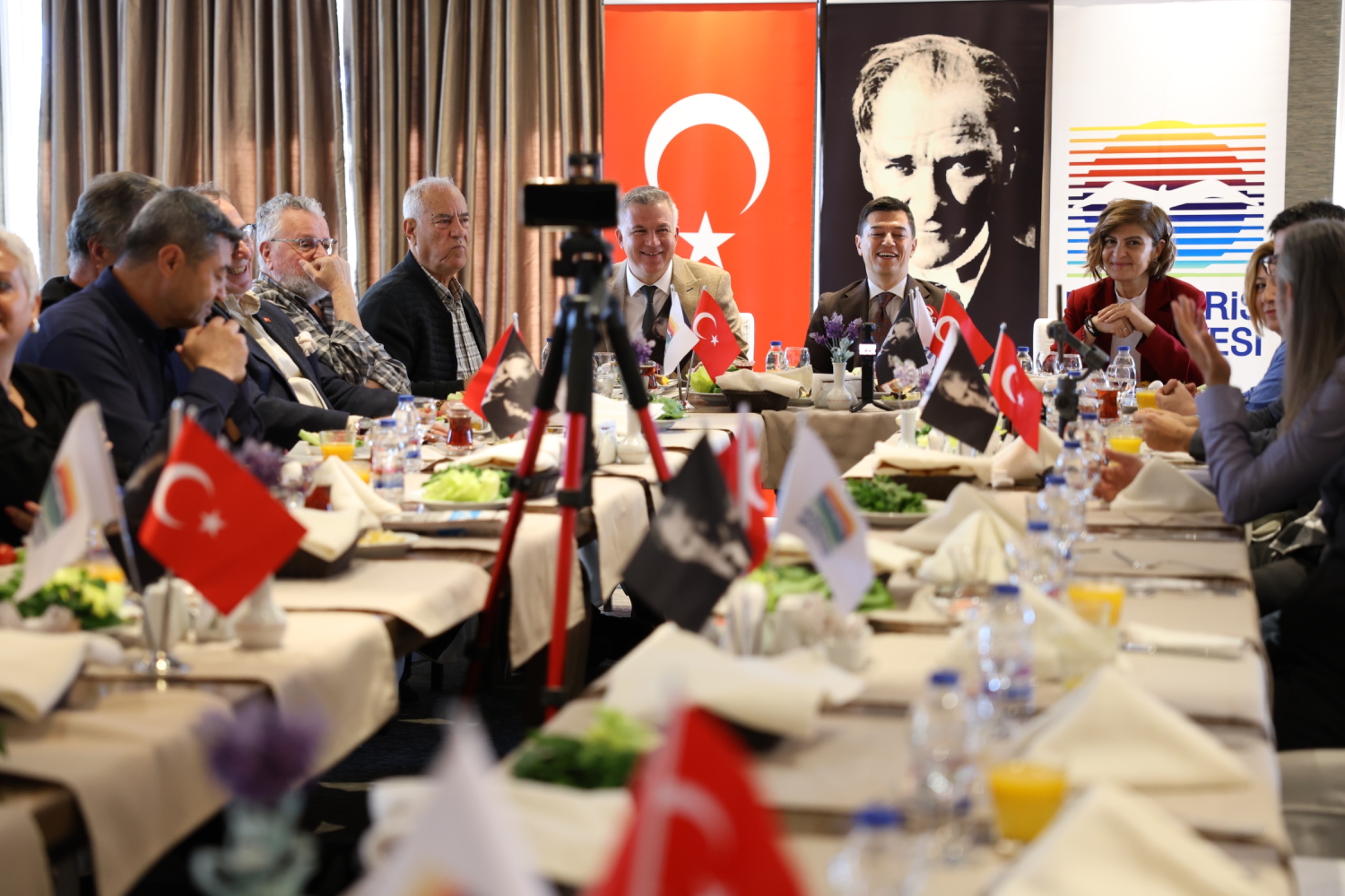 Marmaris Başkanı Ünlü medyaya kahvaltı da gazel okudu