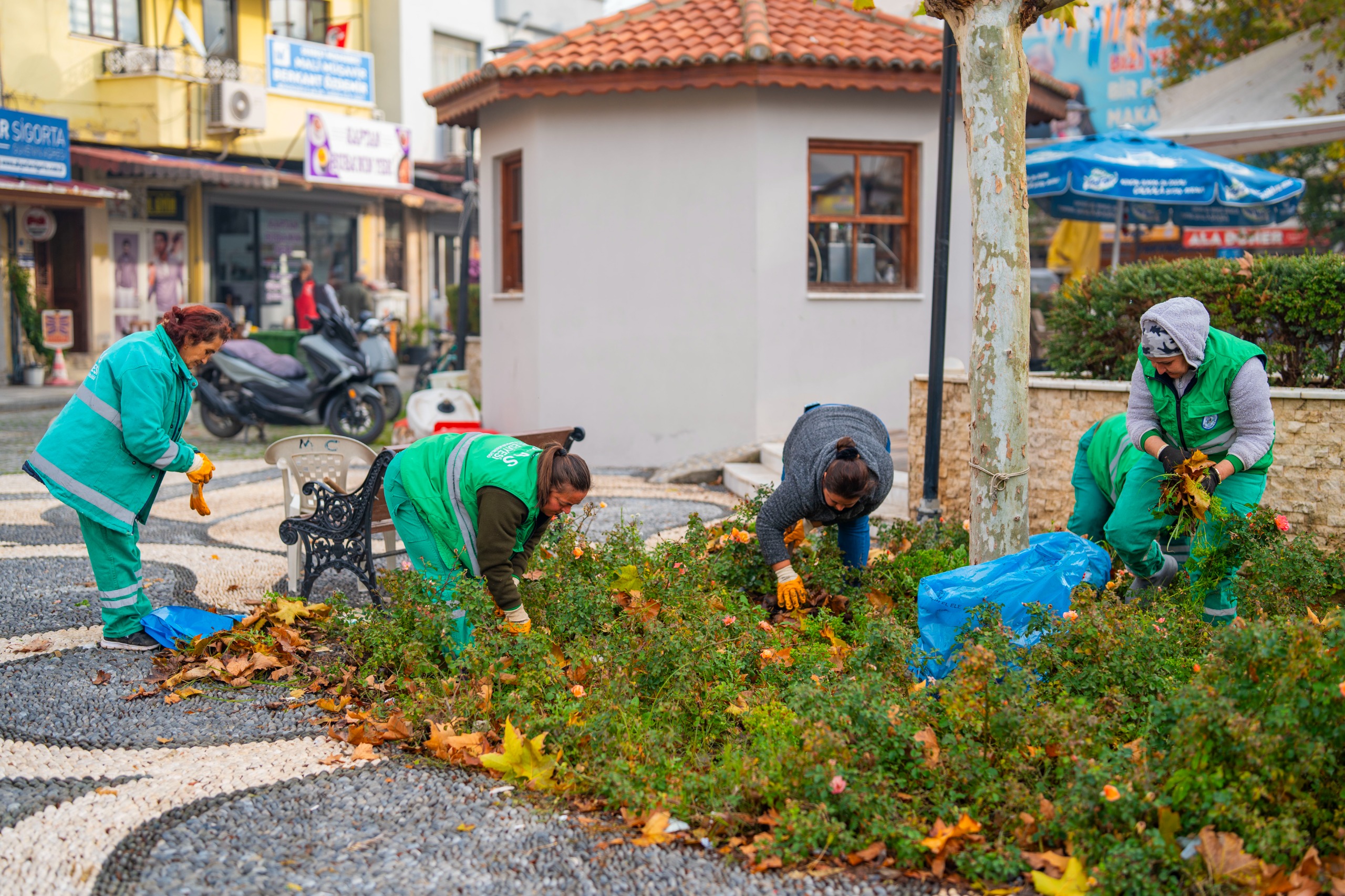 MİLAS BELEDİYESİ EKİPLERİ TAMİRAT İÇİN TESLİM EDİLEN ALANLARDA ÇALIŞMALARINI HIZLANDIRDI