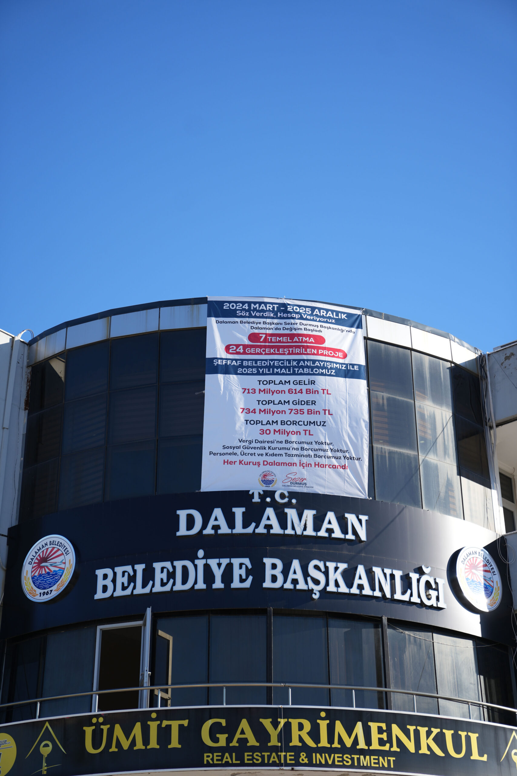 Dalaman’da Şeffaflık Dönemi: Başkan Sezer Durmuş Mali Tabloyu Hizmet Binasına Astı