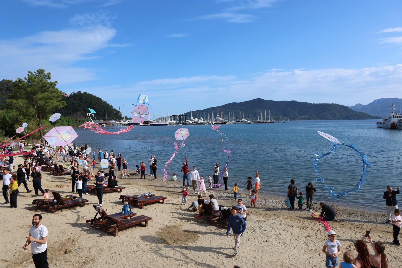 Marmaris’te gökyüzü çocukların renkleriyle şenlendi