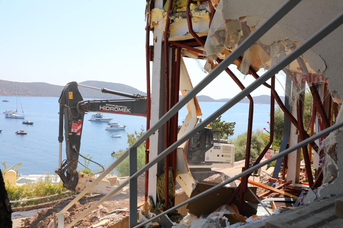 Bodrum’da Kaçak Yapılarda Yıkım Çalışmaları Sürüyor