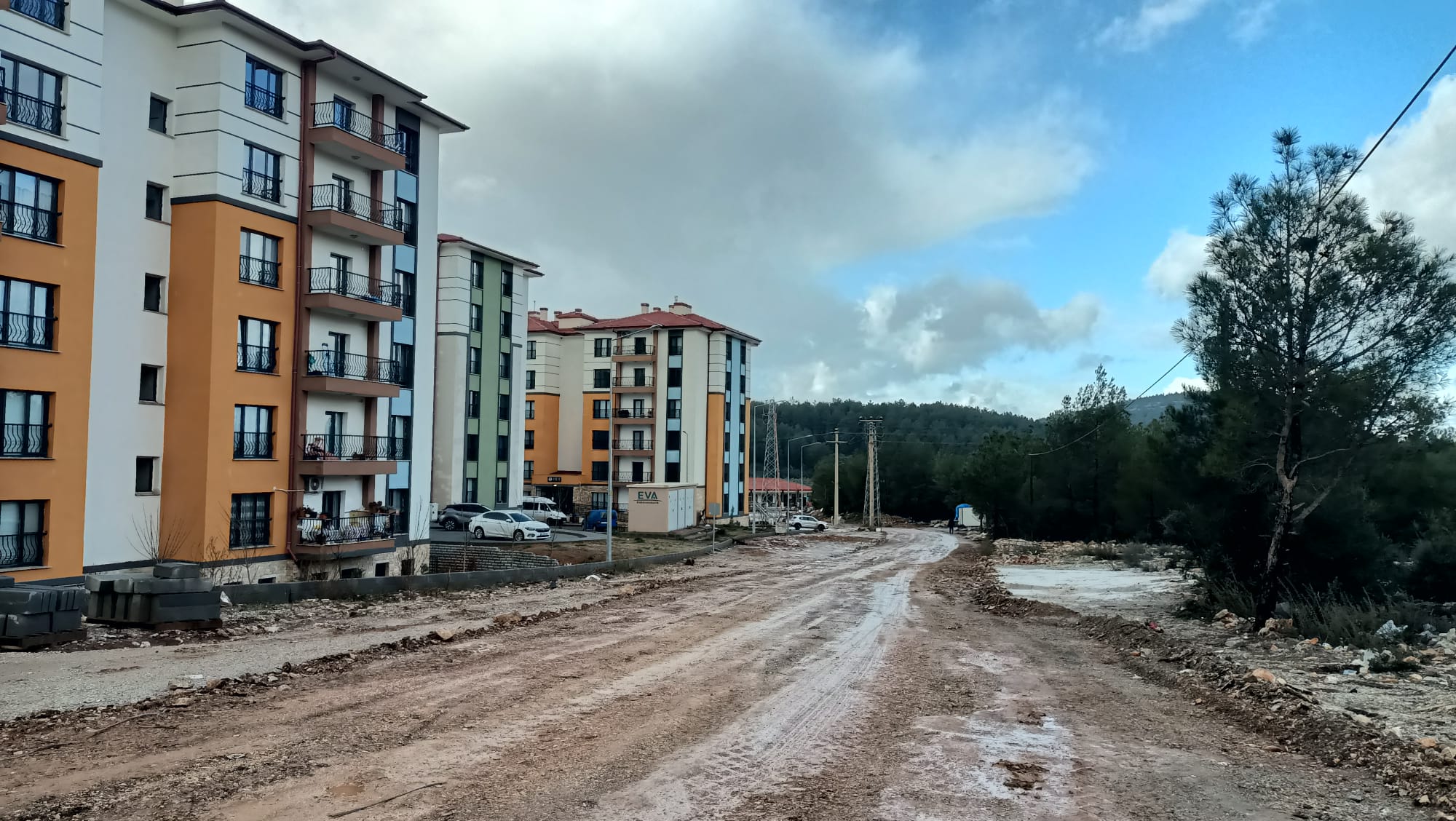 Akçaova’da Ulaşım Altyapısını Güçlendiriyor