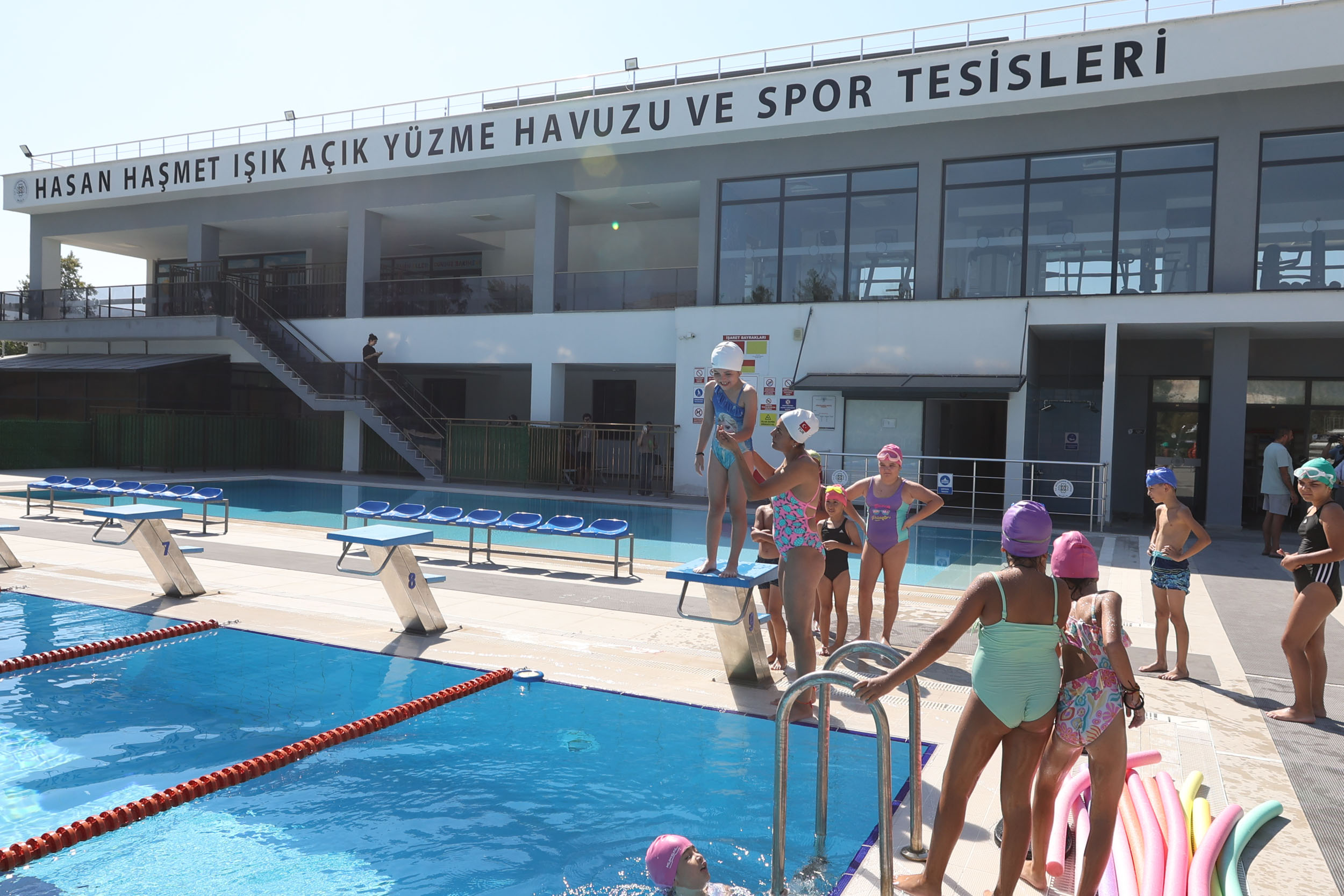 Muğla Büyükşehir Belediyesi’nden çocuklara ücretsiz yüzme kursu