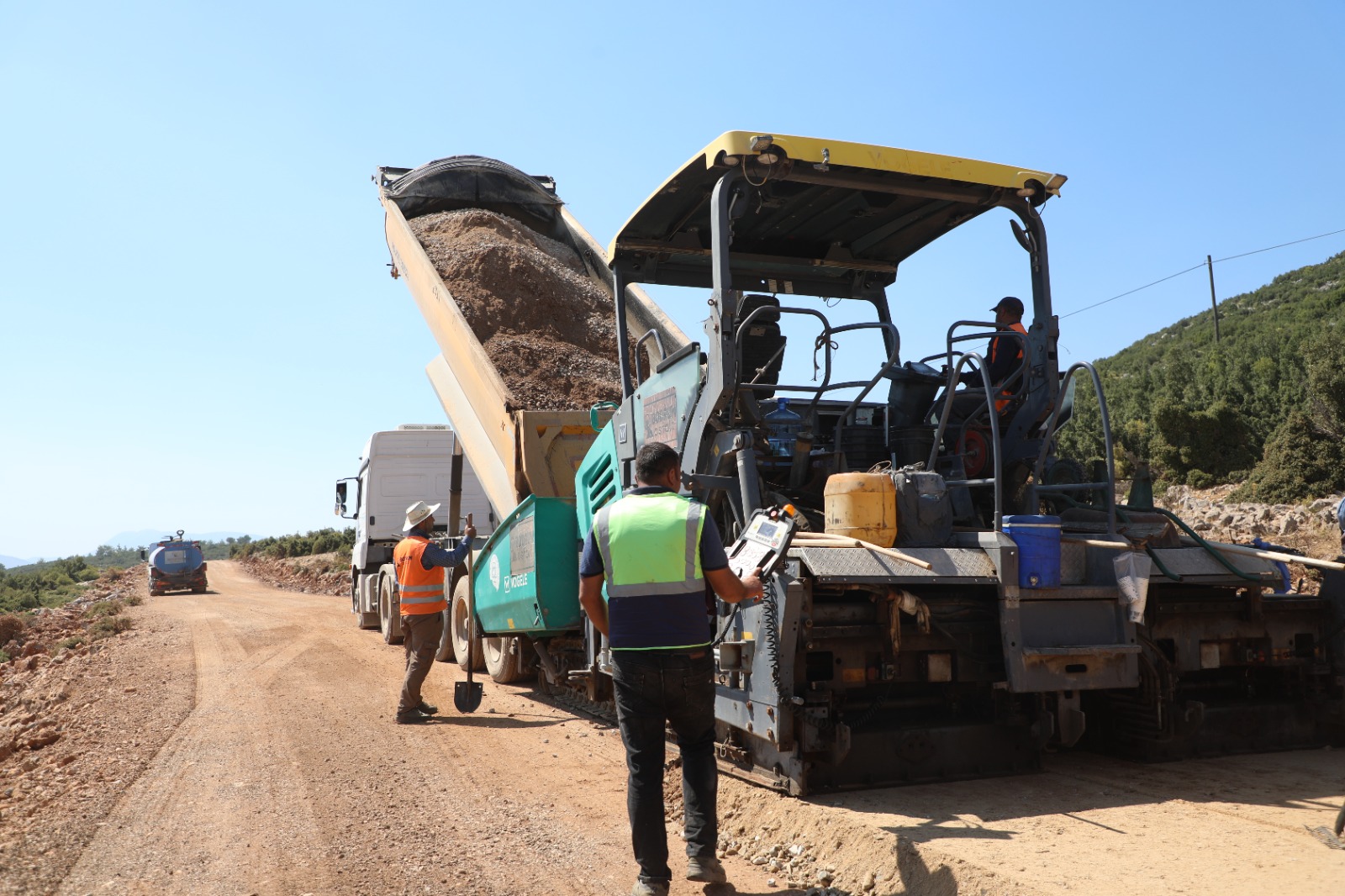 Muğla Büyükşehir Belediyesi’nden Menteşe kırsalına yol desteği