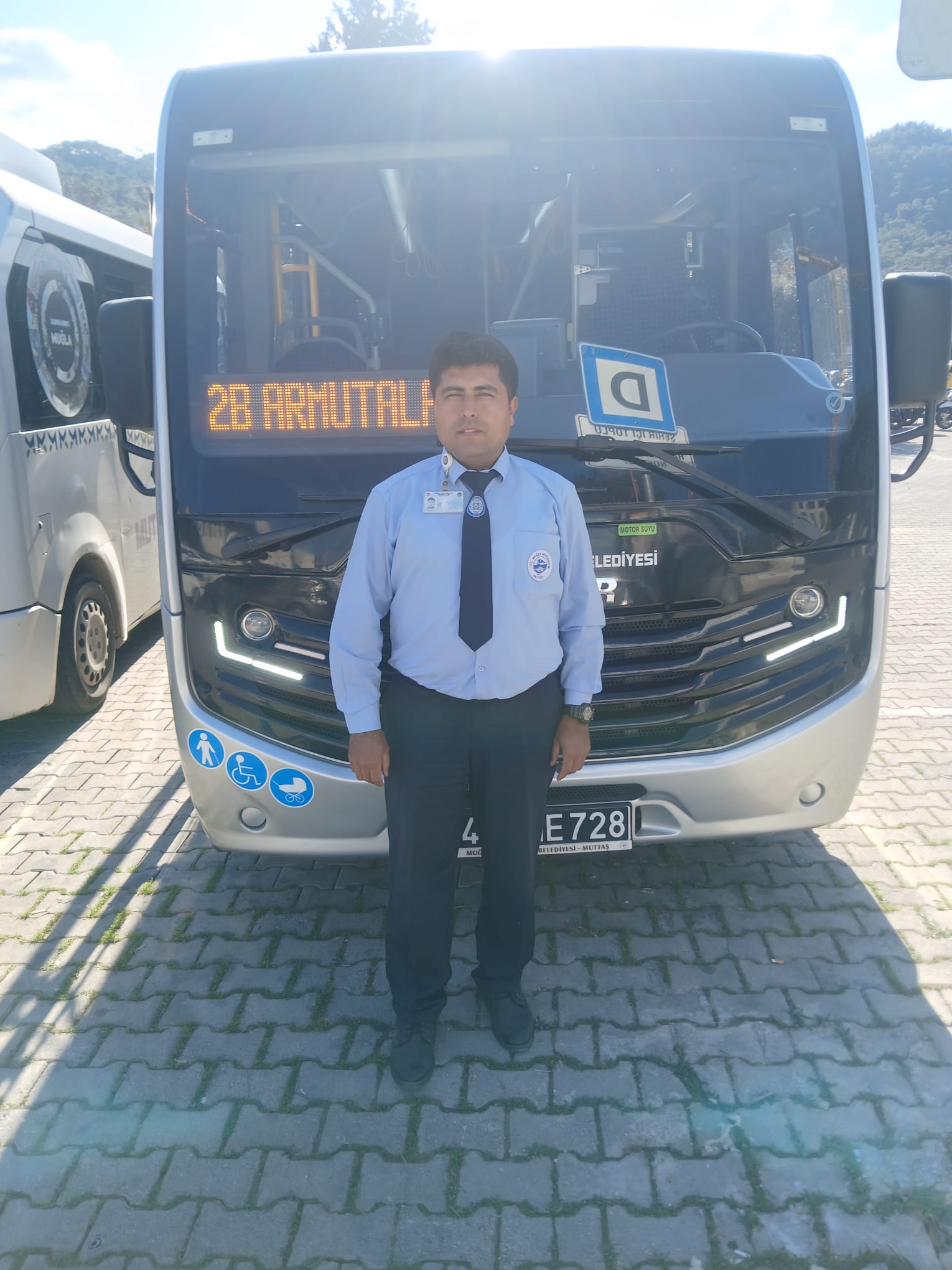 DİREKSİYON BAŞINDA ZAMANLA YARIŞ: KALP KRİZİ GEÇİREN YOLCUYU HASTANEYE YETİŞTİRDİ