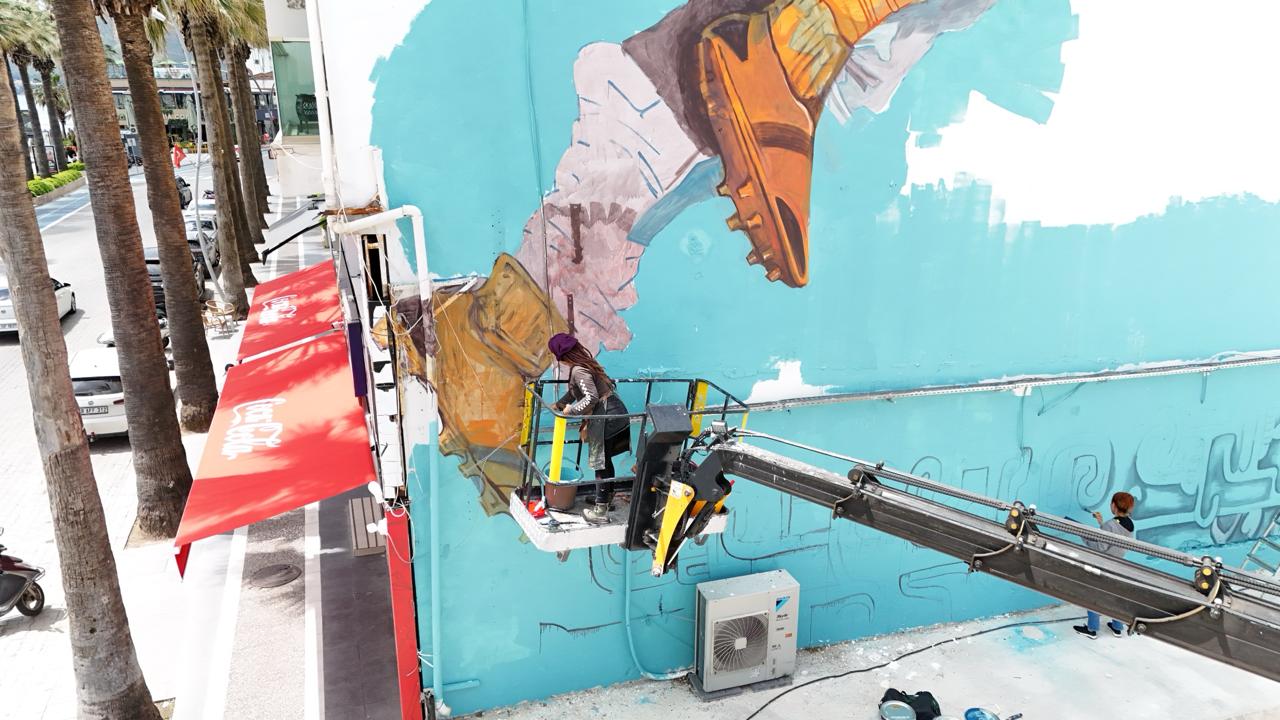 Marmaris Duvarlarında Latin Rüzgarı: Ünlü Sanatçı Kathrina Rupit’ten Dev Mural