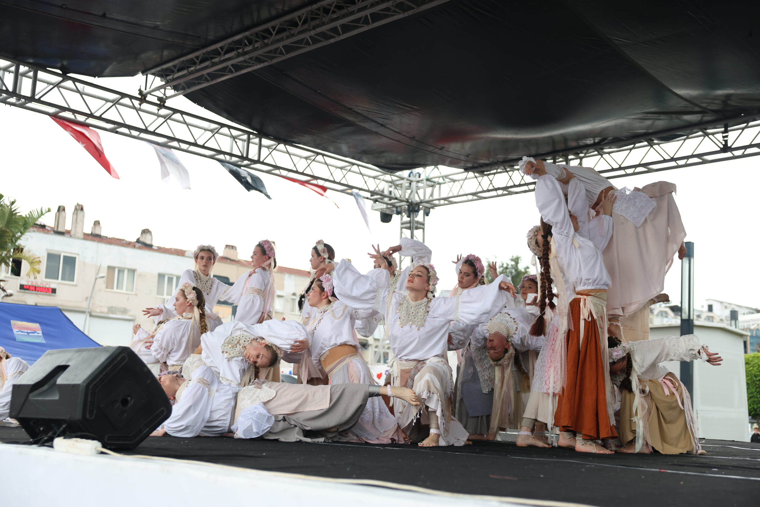 Marmaris’te Festival Coşkusu: 19 Mayıs Gençlik Meydanı Çocuk Sesleriyle Çınladı