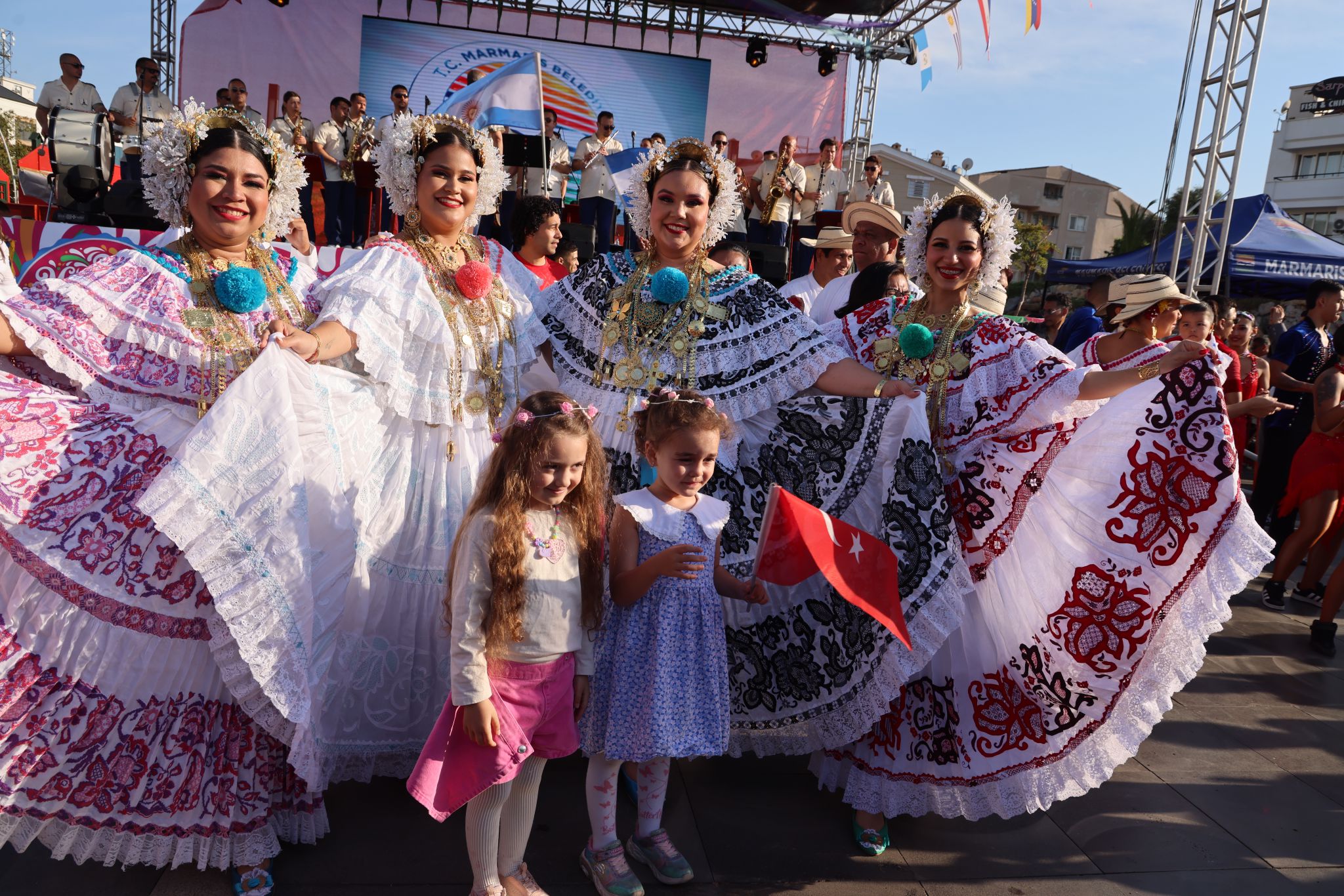 Marmaris’te dev festival karnaval havasında başladı