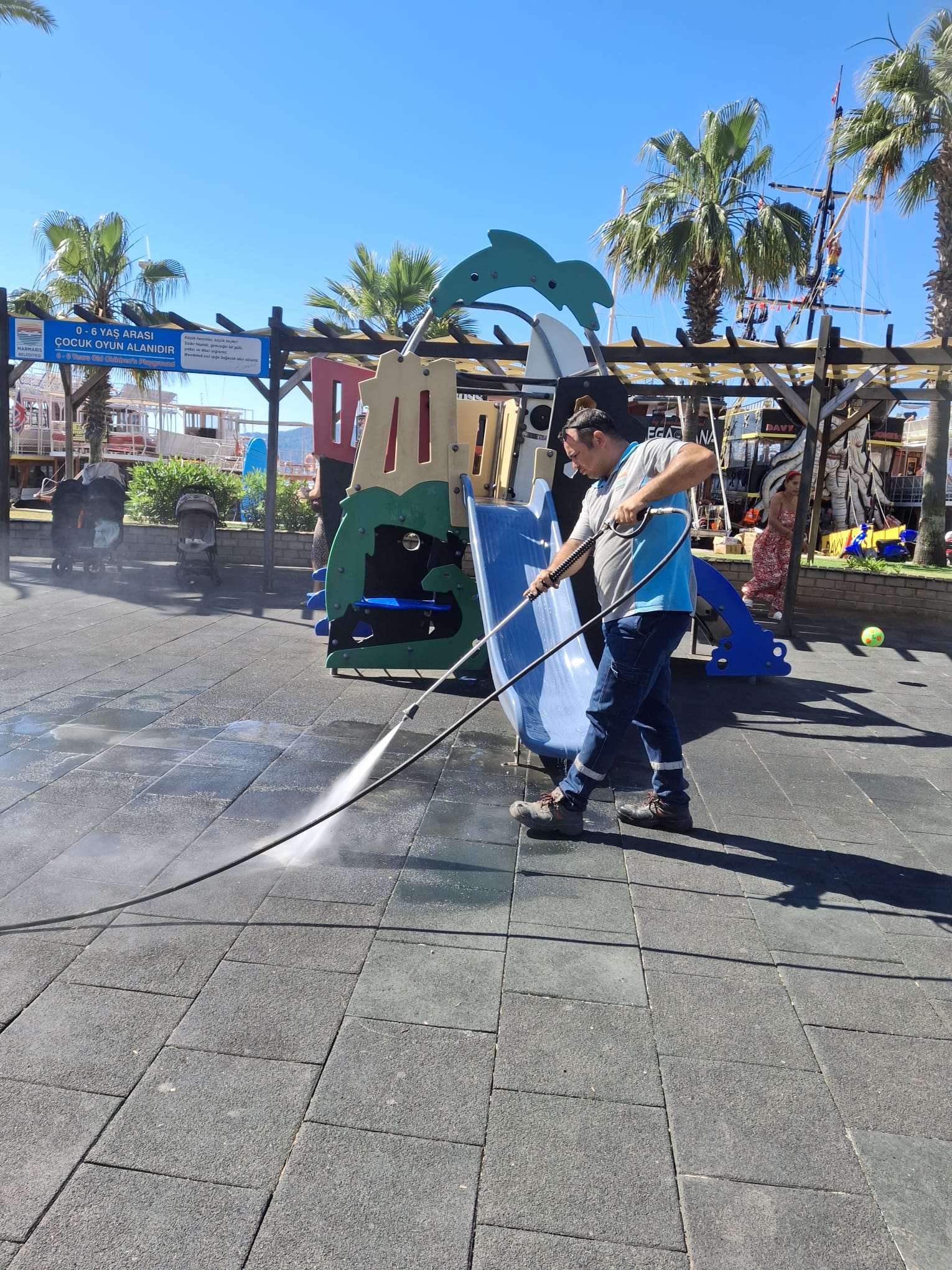 Marmaris Belediye ekipleri rutin işlerini yapıyor