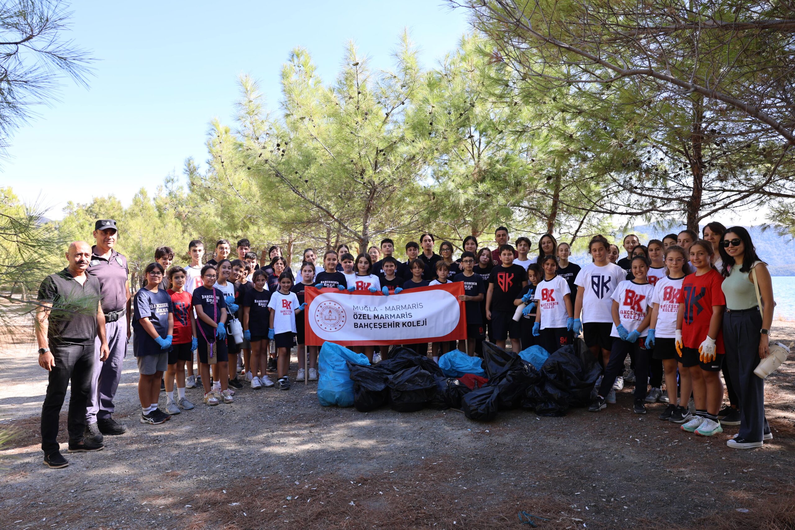 Marmaris’te el birliği ile çevre ve deniz dibi temizliği