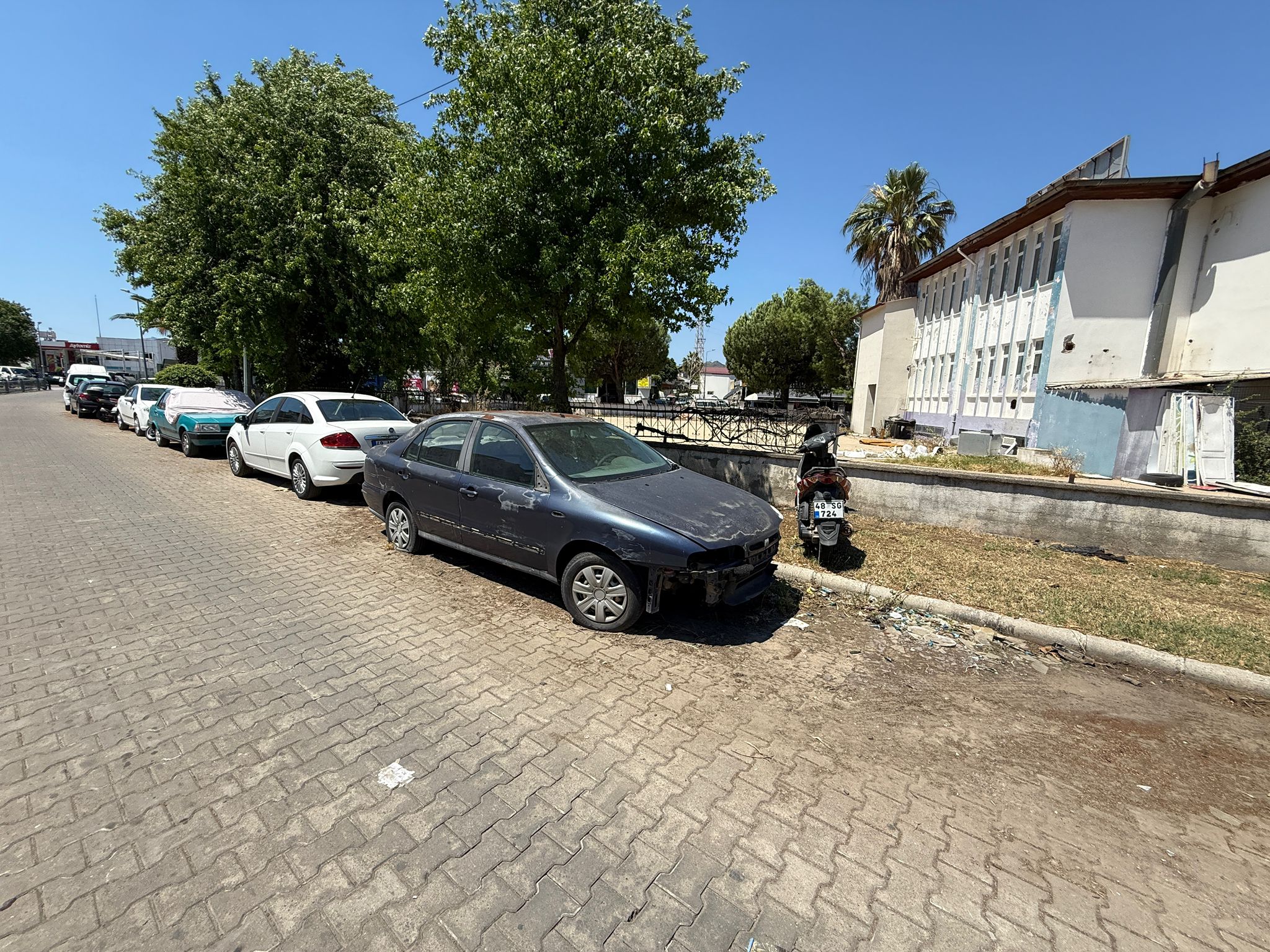 Marmaris sokaklarını işgal eden eşya ve araçlar kaldırılıyor