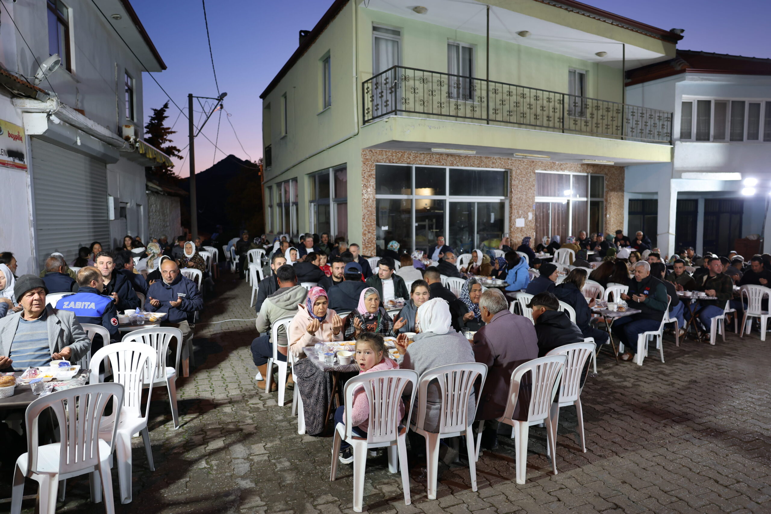 Taşlıca’da Çifte Mutluluk: Hem Park Açılışı Hem İftar Coşkuşu