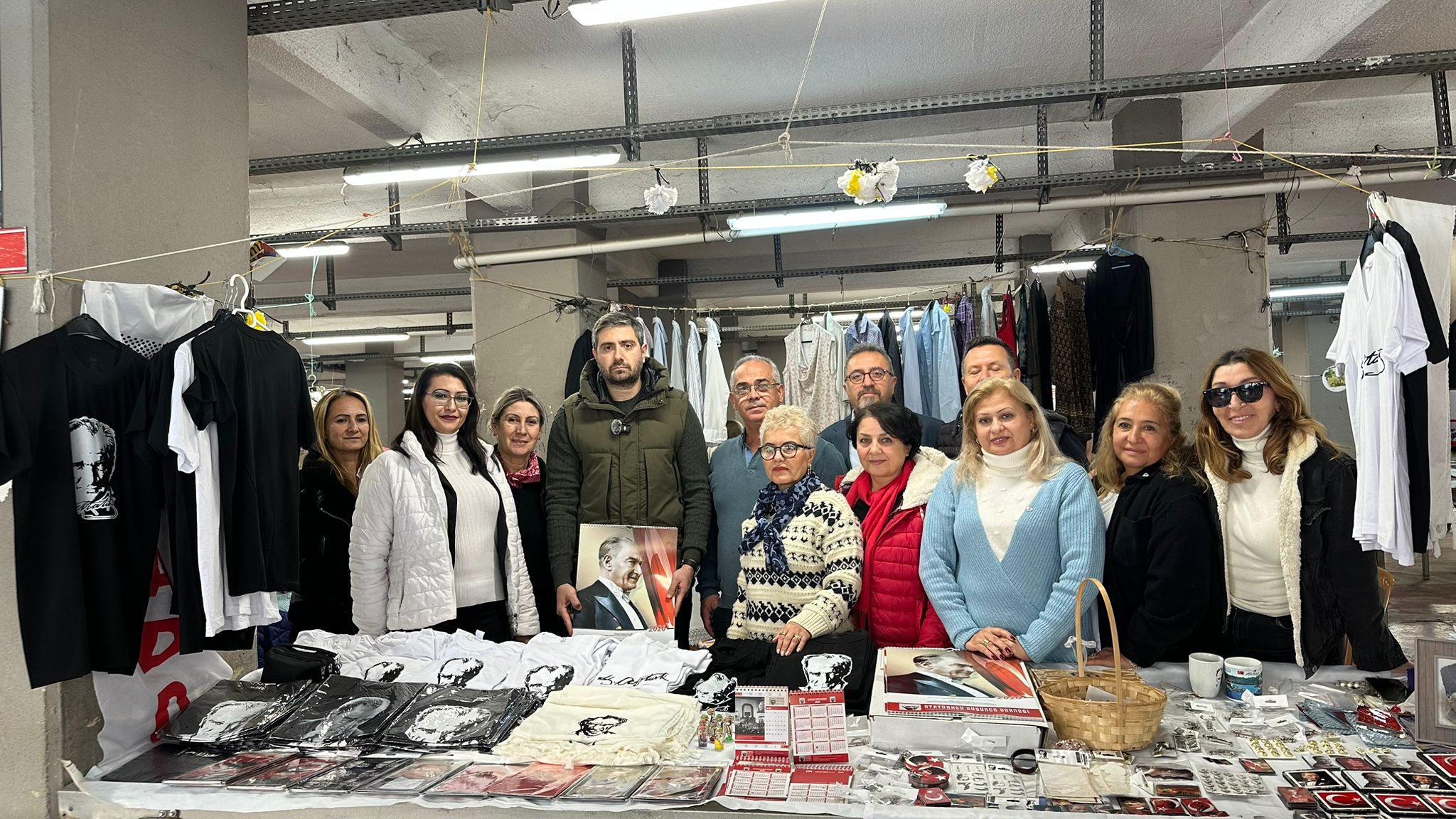 Ak Parti İlçe Başkanı MUZAFFER ARAVİ’ye hanımeli pazarında yoğun ilgi