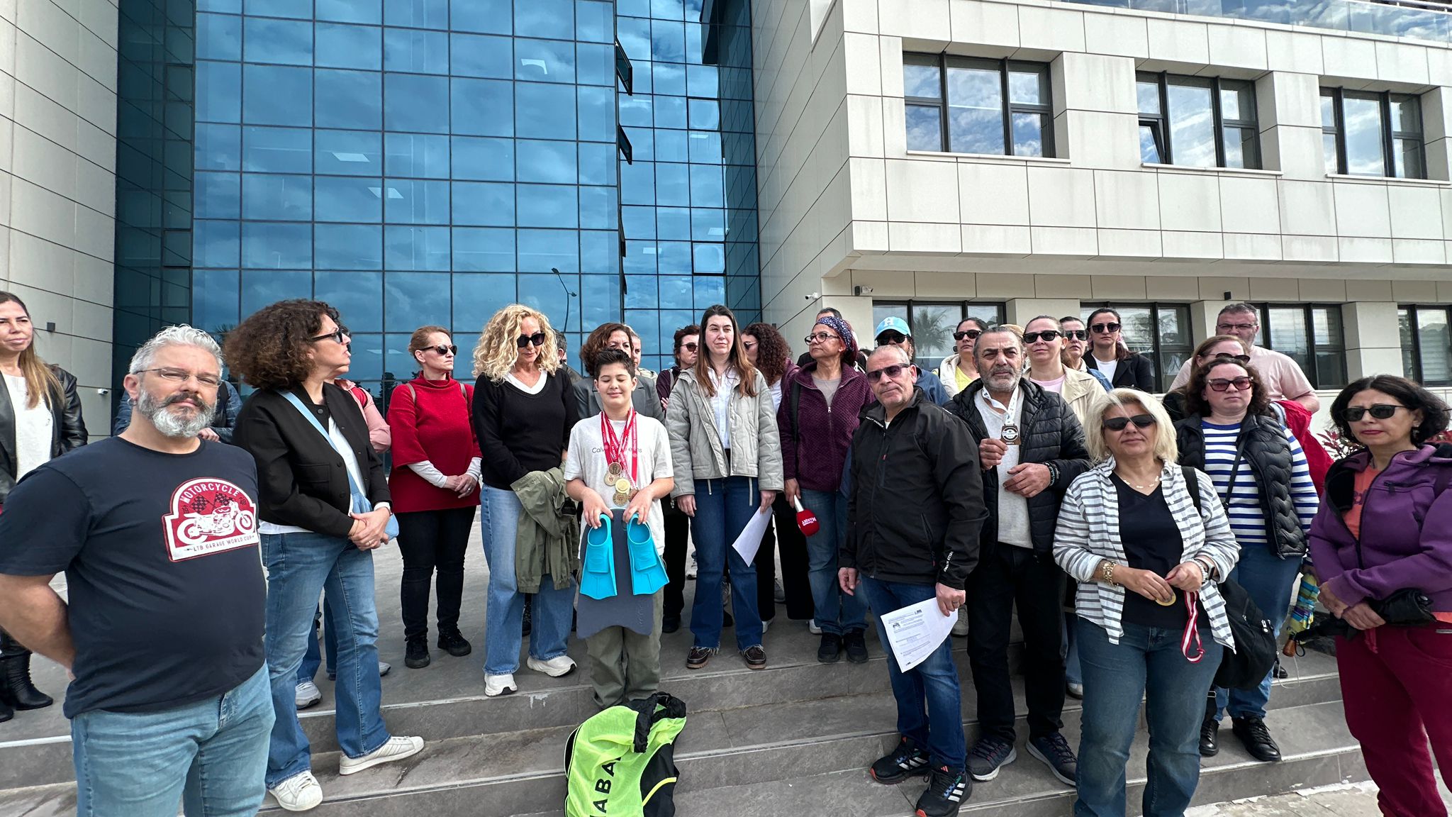 MARMARİS’TE HAVUZ KRİZİ: SPORCU VELİLERİNDEN BELEDİYE ÖNÜNDE ‘ANAYASAL HAK’ TEPKİSİ