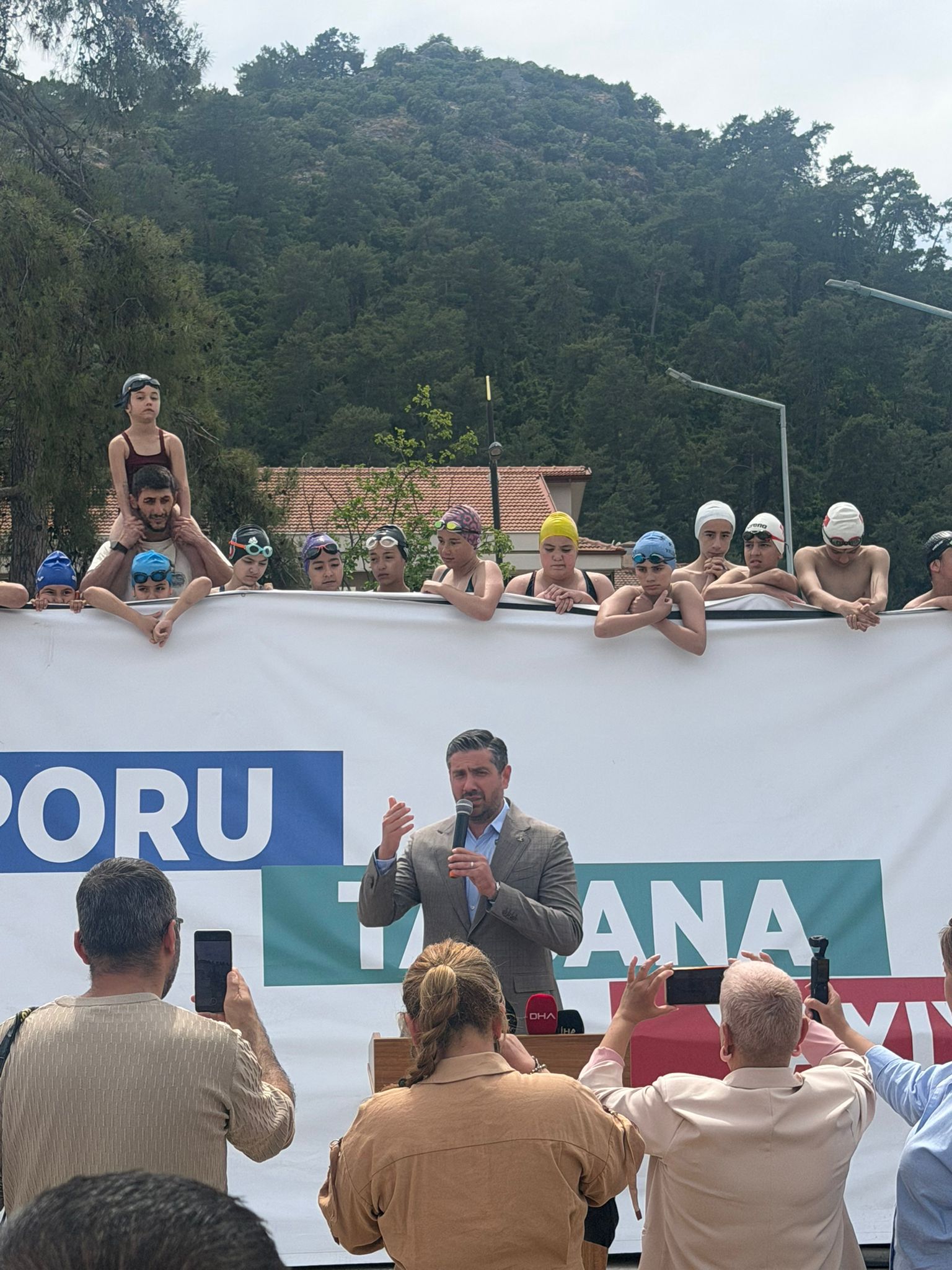 Marmaris’te Belediye tarafından mağdur edilen çocuklara AK Parti’den çözüm