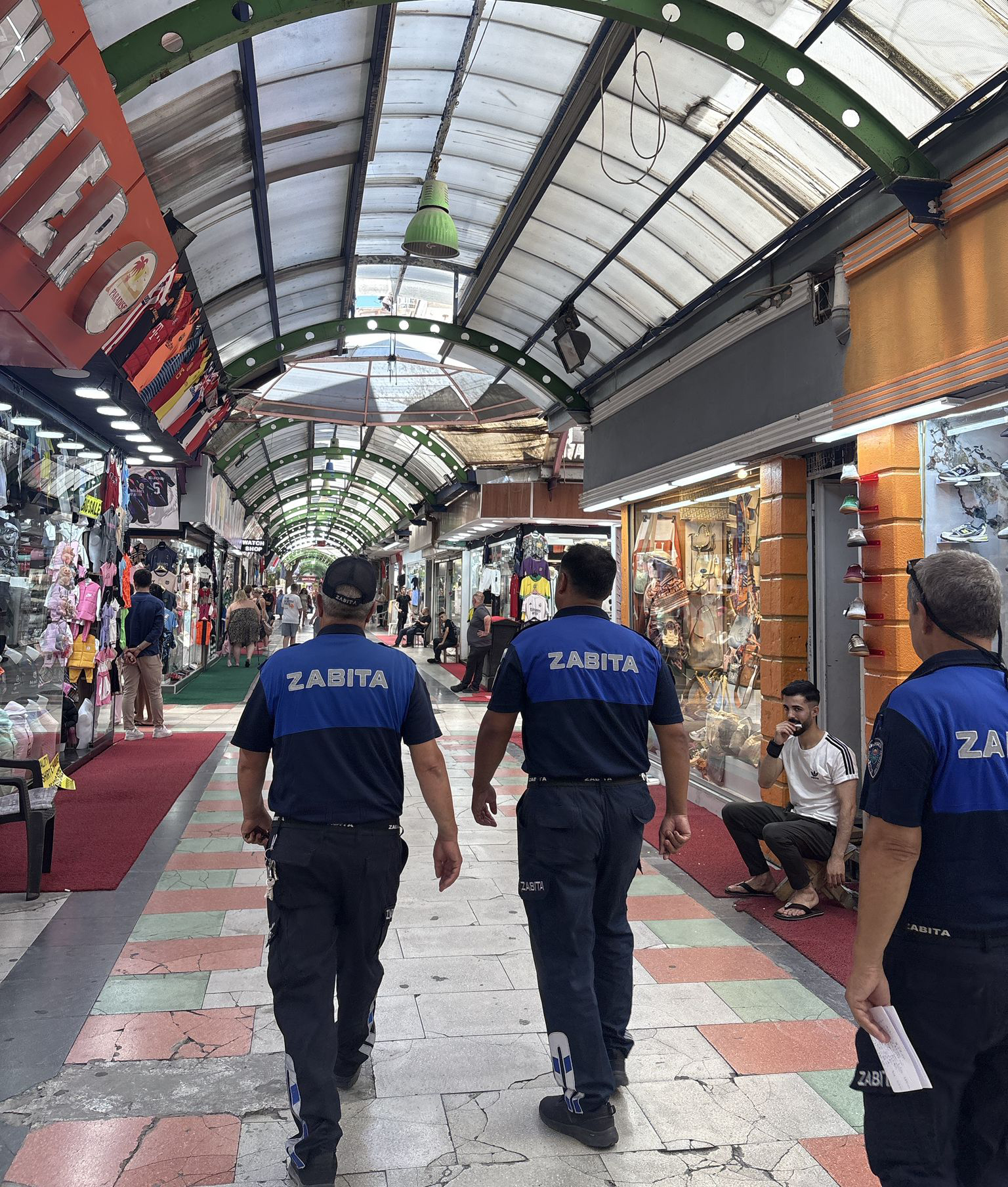 Marmaris’te dükkan dışına ürün çıkarma denetimi sürüyor