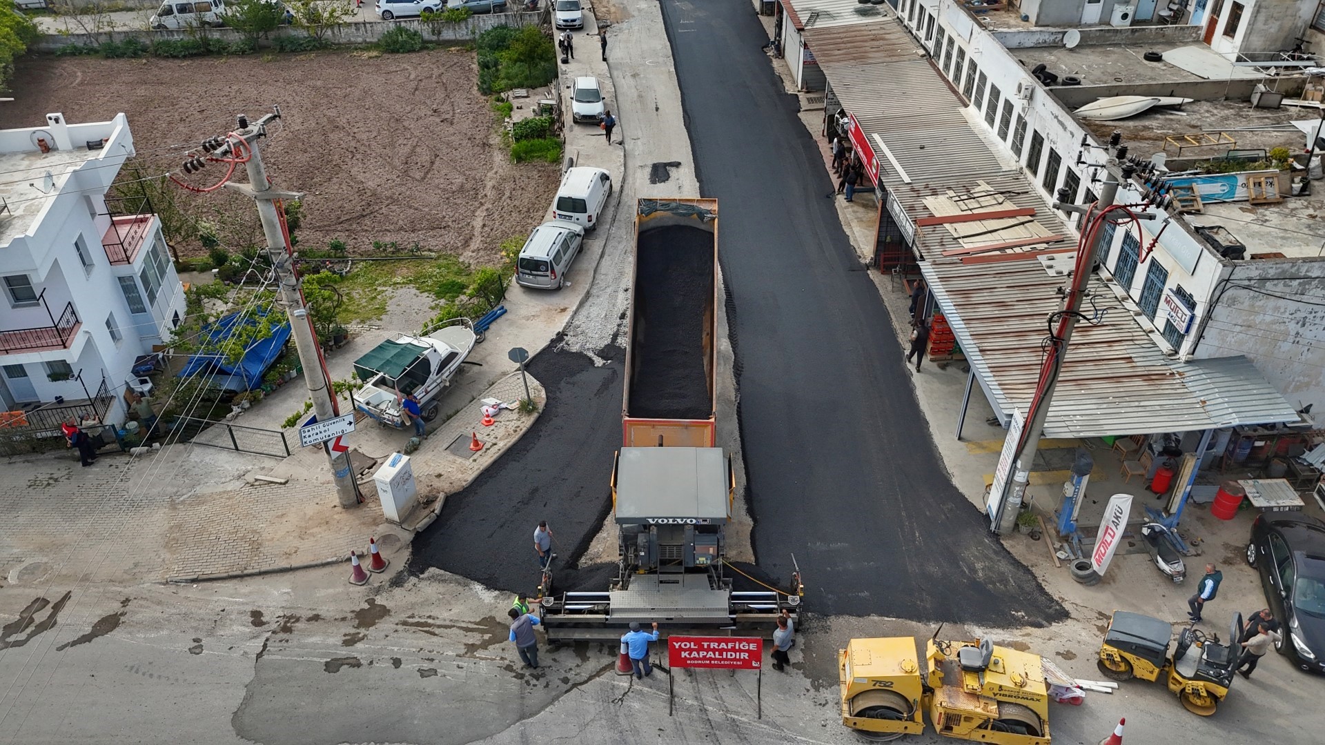 Bodrum’da sıcak asfalt çalışmaları sürüyor