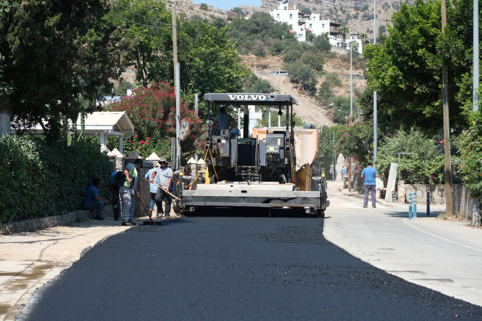 Bodrum’da sıcak asfaltlama devam ediyor