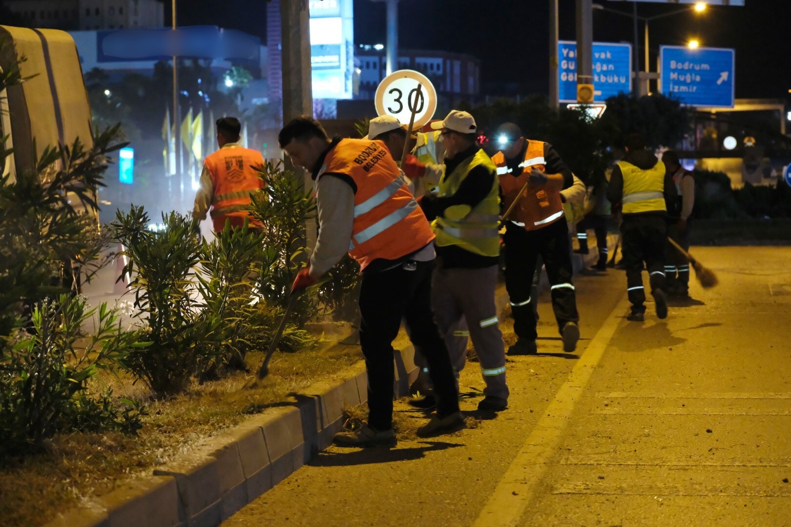 Bodrum Belediyesi ekiplerinden gece mesaisi