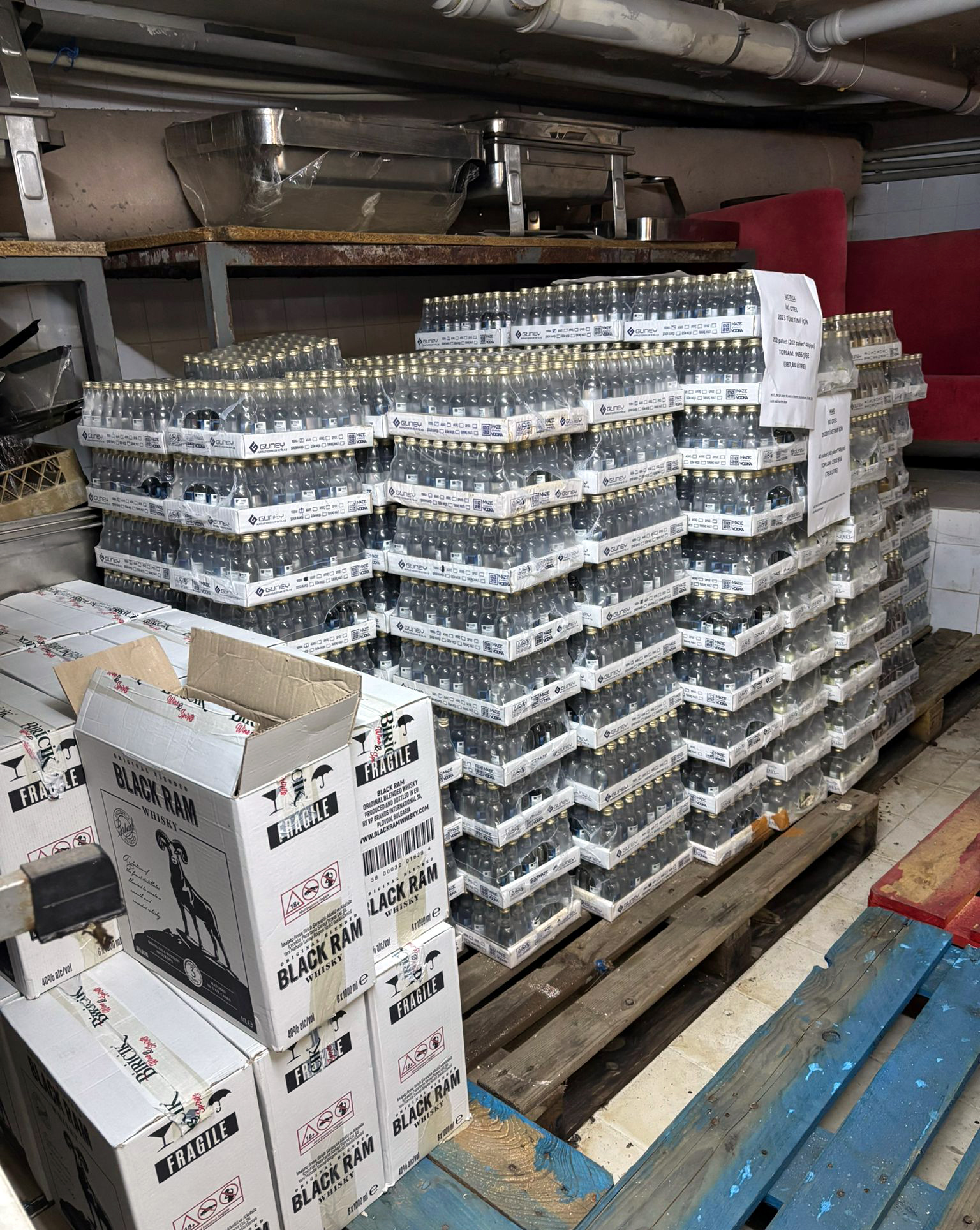 Marmaris polisinden ilçenin en büyük gümrük kaçağı içki operasyonu