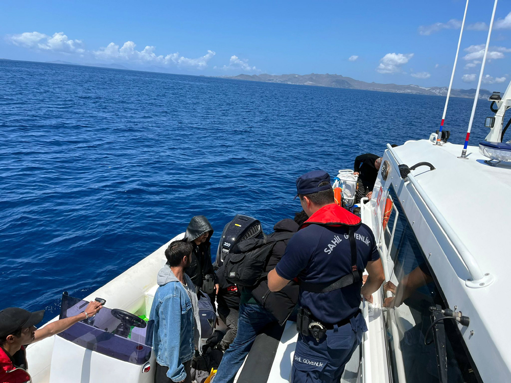 Datça’da 10’u çocuk 33 mülteci ve bir insan taciri yakalandı