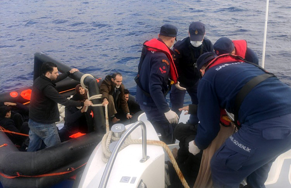 Marmaris açıklarında yunanın geri ittiği mülteci ve organizatör kurtarıldı